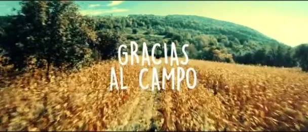Comercial de MilAgro: un tractor en un campo de cultivo con el texto Gracias al campo