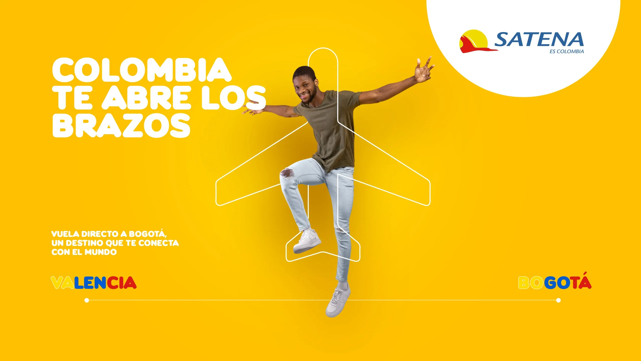 Hombre saltando con los brazos abiertos dentro de la silueta de un avión sobre fondo amarillo, un destino que te conecta con el mundo