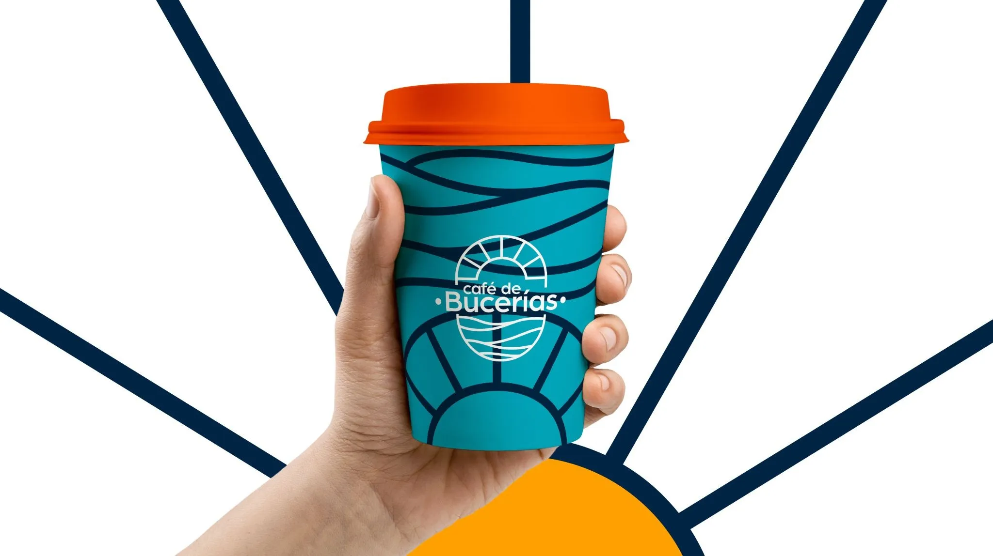 Mano que sostiene un vaso para llevar con la marca de Café de Bucerías