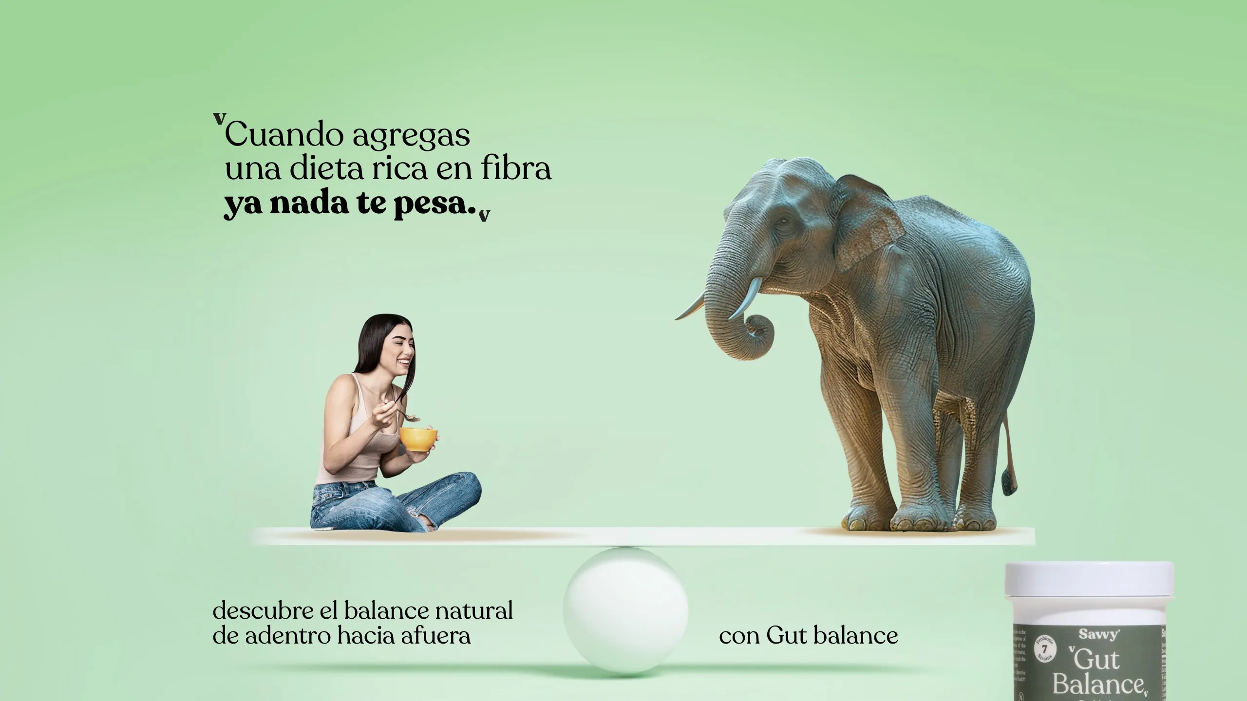 Mujer comiendo sentada sobre una balanza con un elefante y el texto Cuando agregas una dieta rica en fibra