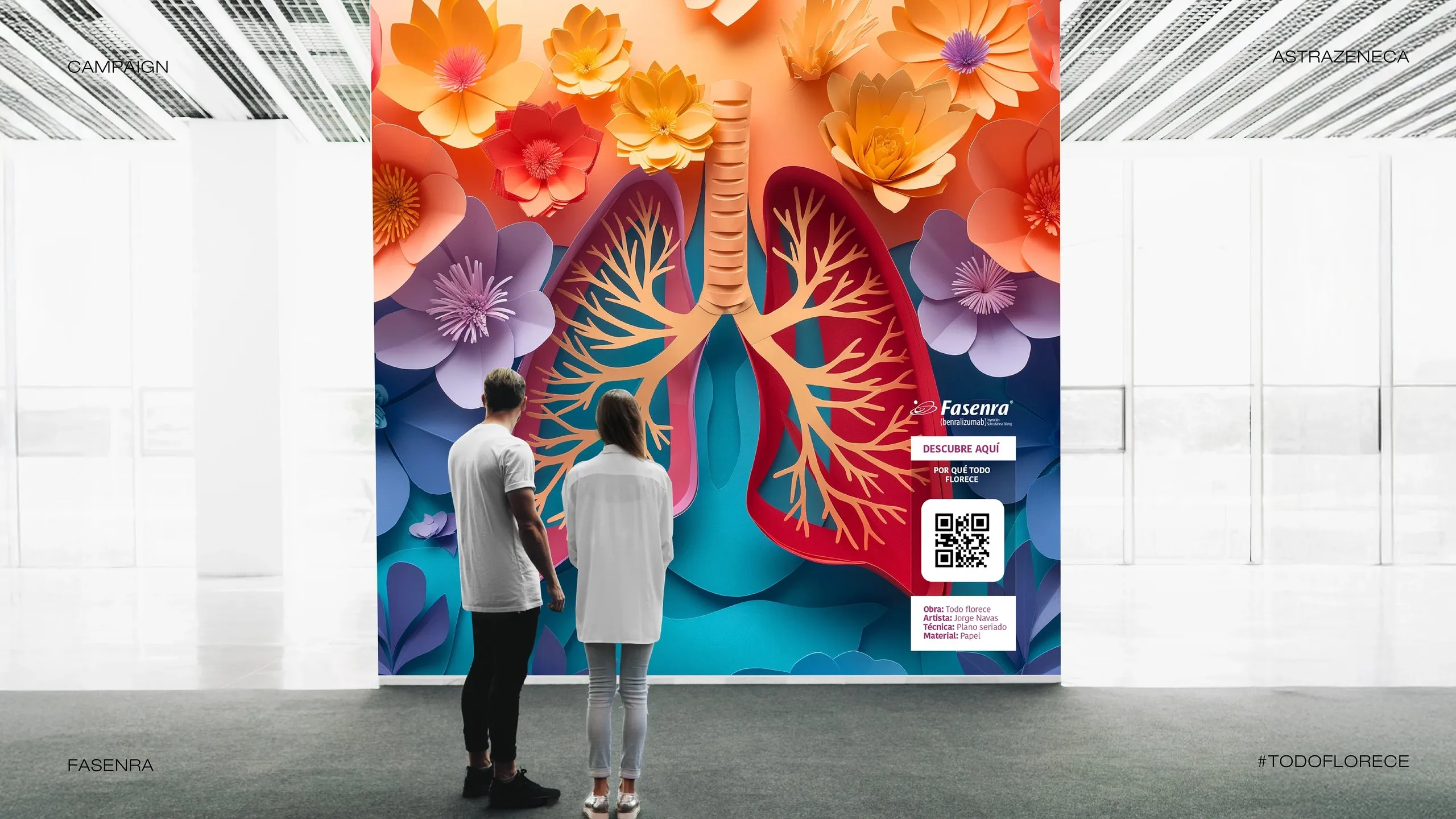Dos personas frente a un mural de pulmones de flores con código QR