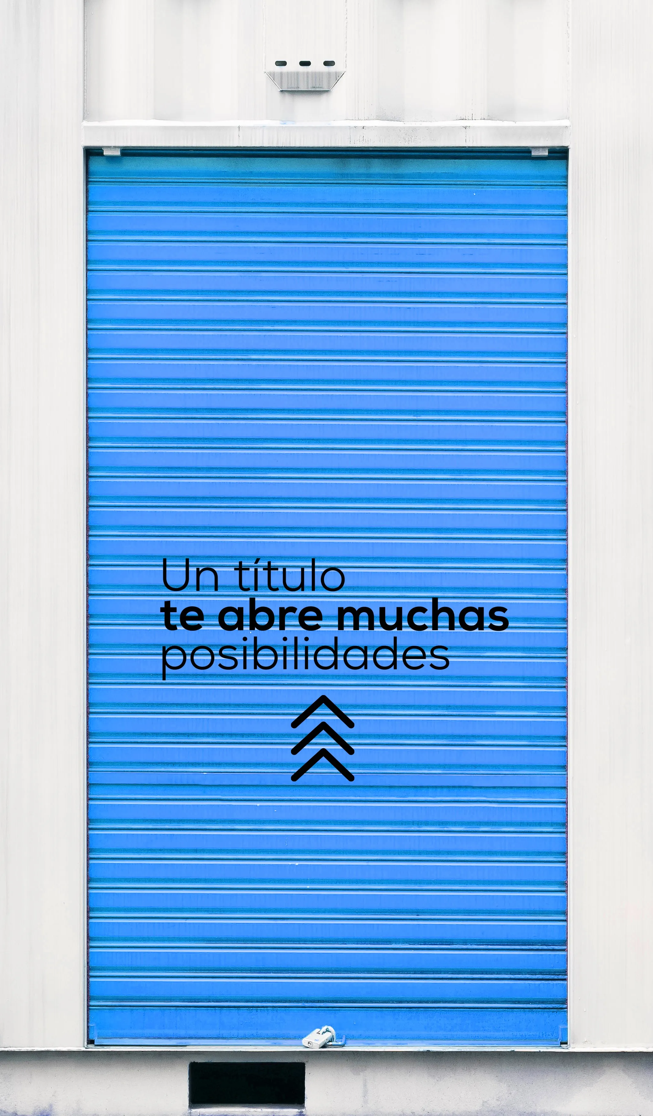 Cortina metálica azul con el mensaje Un título te abre muchas posibilidades