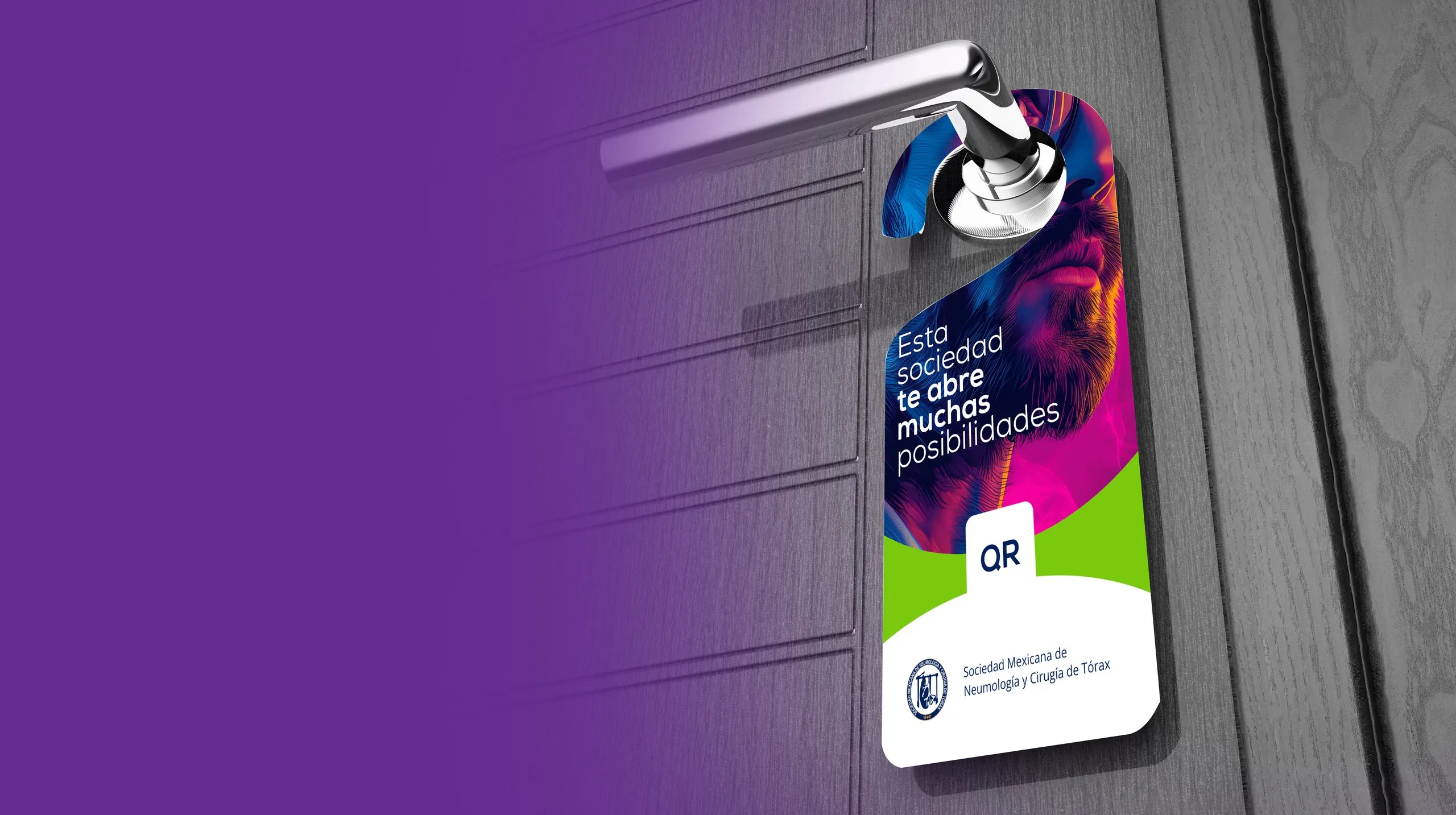 Colgapuertas de la Sociedad con el mensaje Esta sociedad te abre muchas posibilidades y un código QR