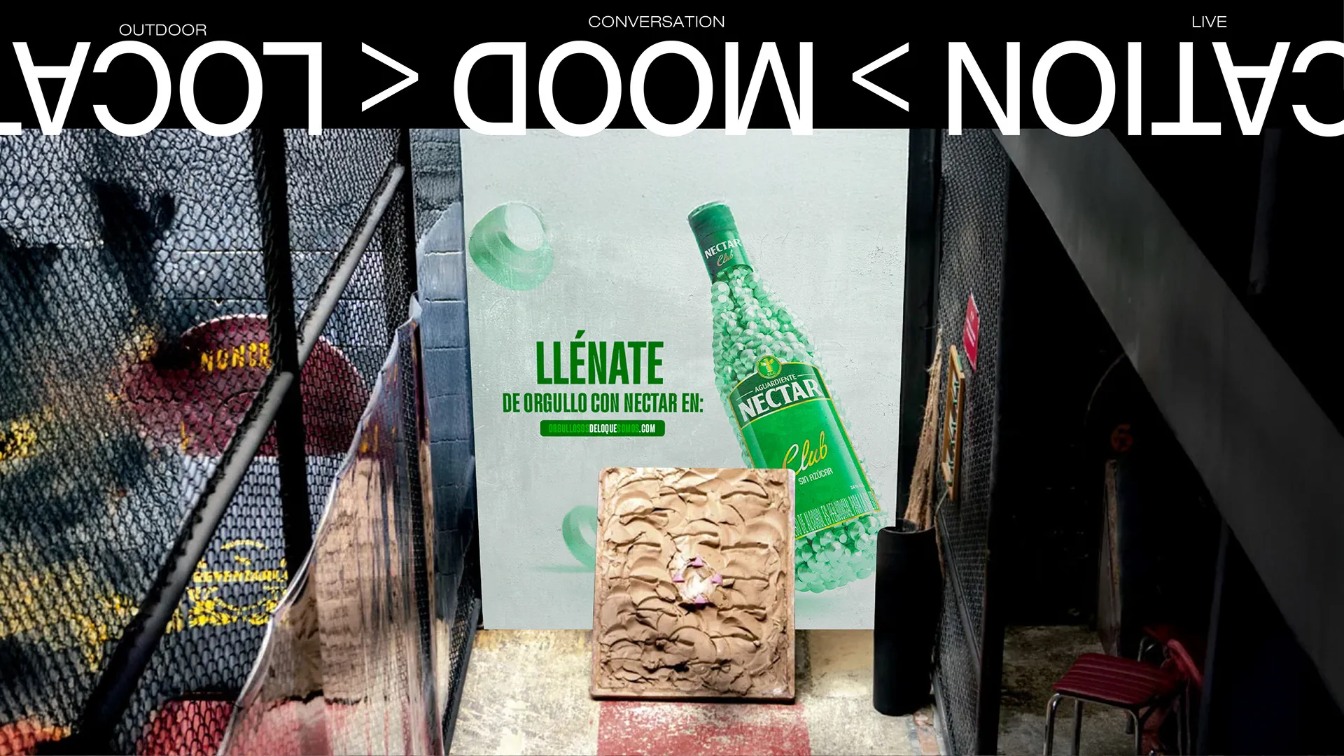 Pieza en un local con la botella verde y el mensaje Llénate de orgullo