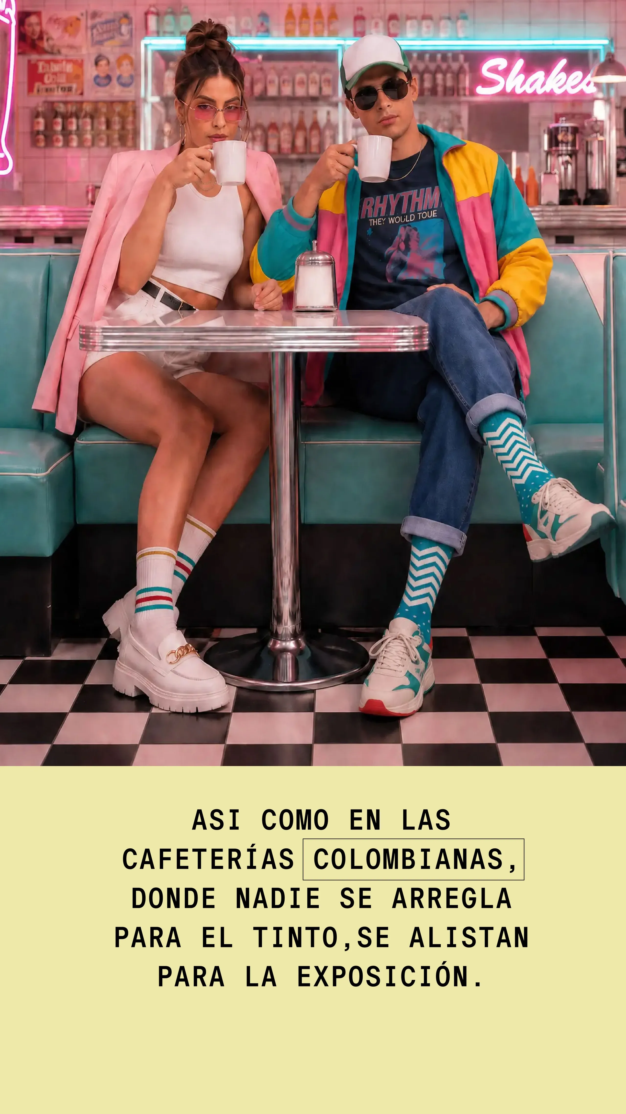 Historia con la pareja en la cafetería y el texto sobre las cafeterías colombianas, donde nadie se arregla para el tinto