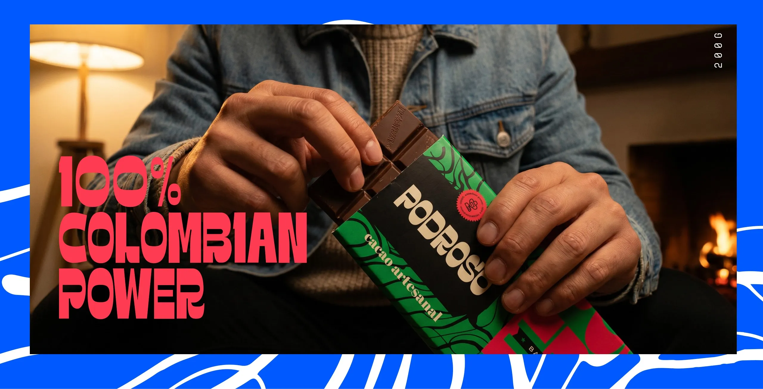Manos que abren una barra de Poderoso con el texto 100% colombian power