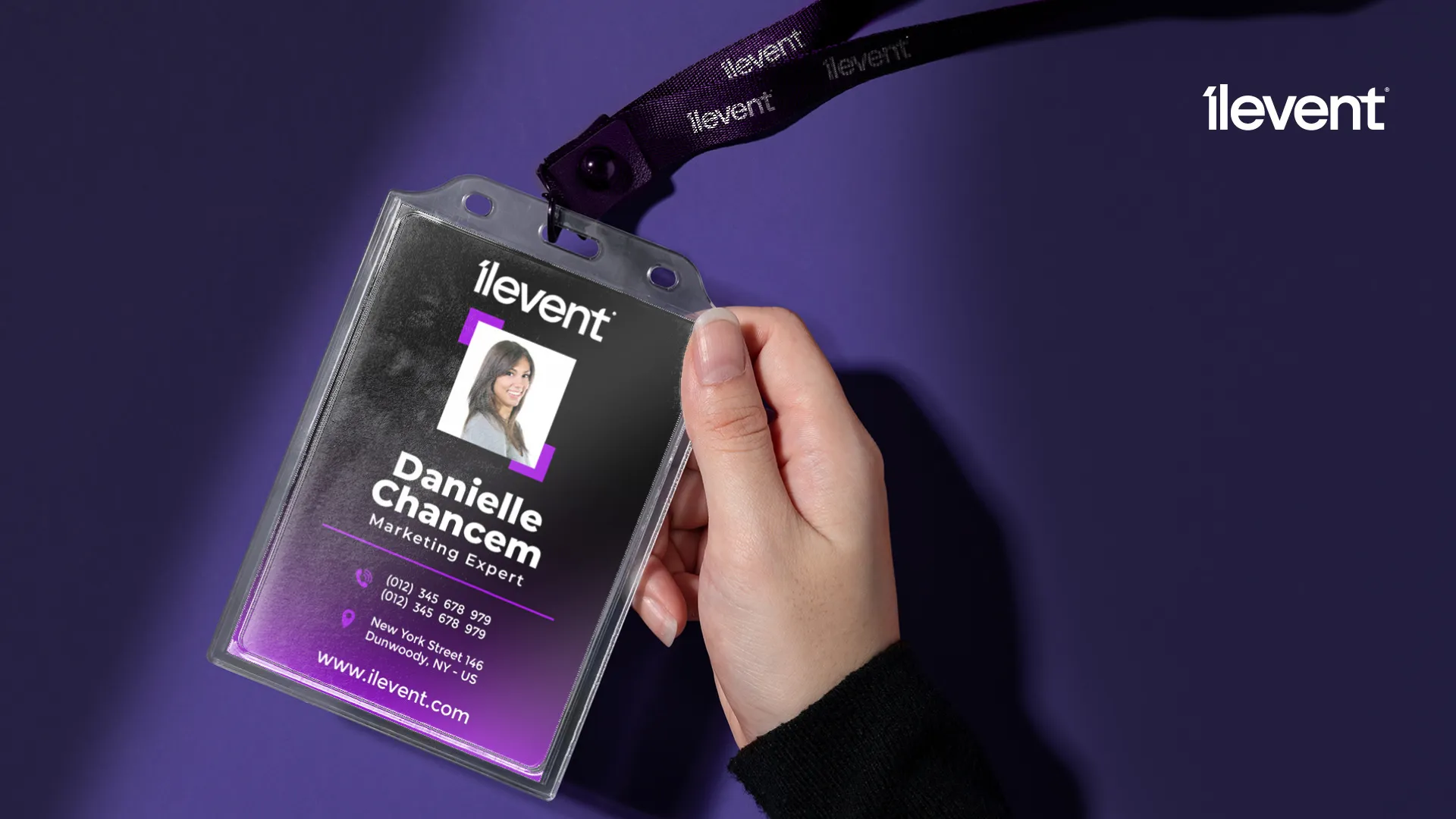 Carné de acceso con escarapela de Ilevent en una mano