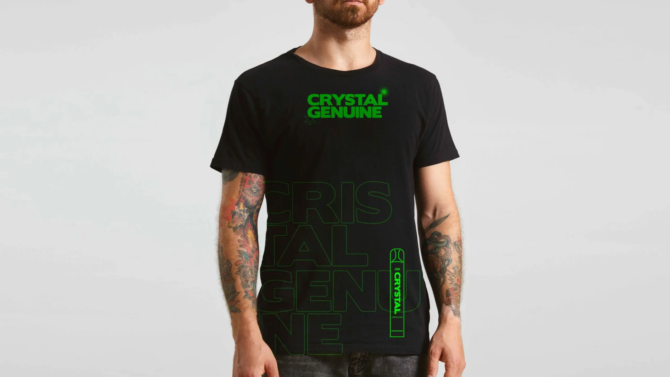 Camiseta negra con la gráfica de Crystal Genuine