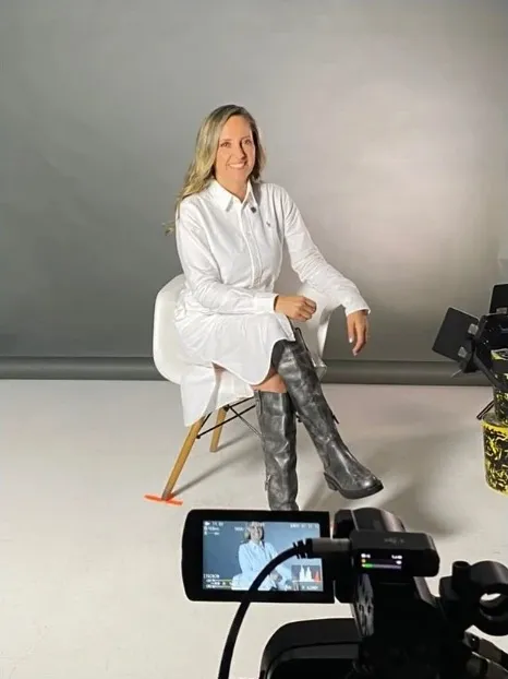 María González, cofundadora y CEO de Soult, sentada en un set de grabación frente a una cámara