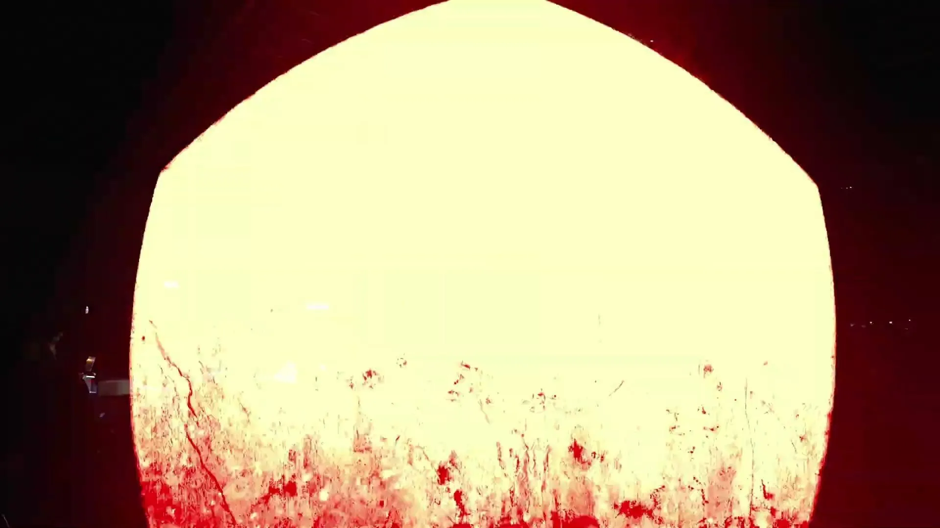 Key visual de HBO Max con un sol rojo enorme sobre el horizonte