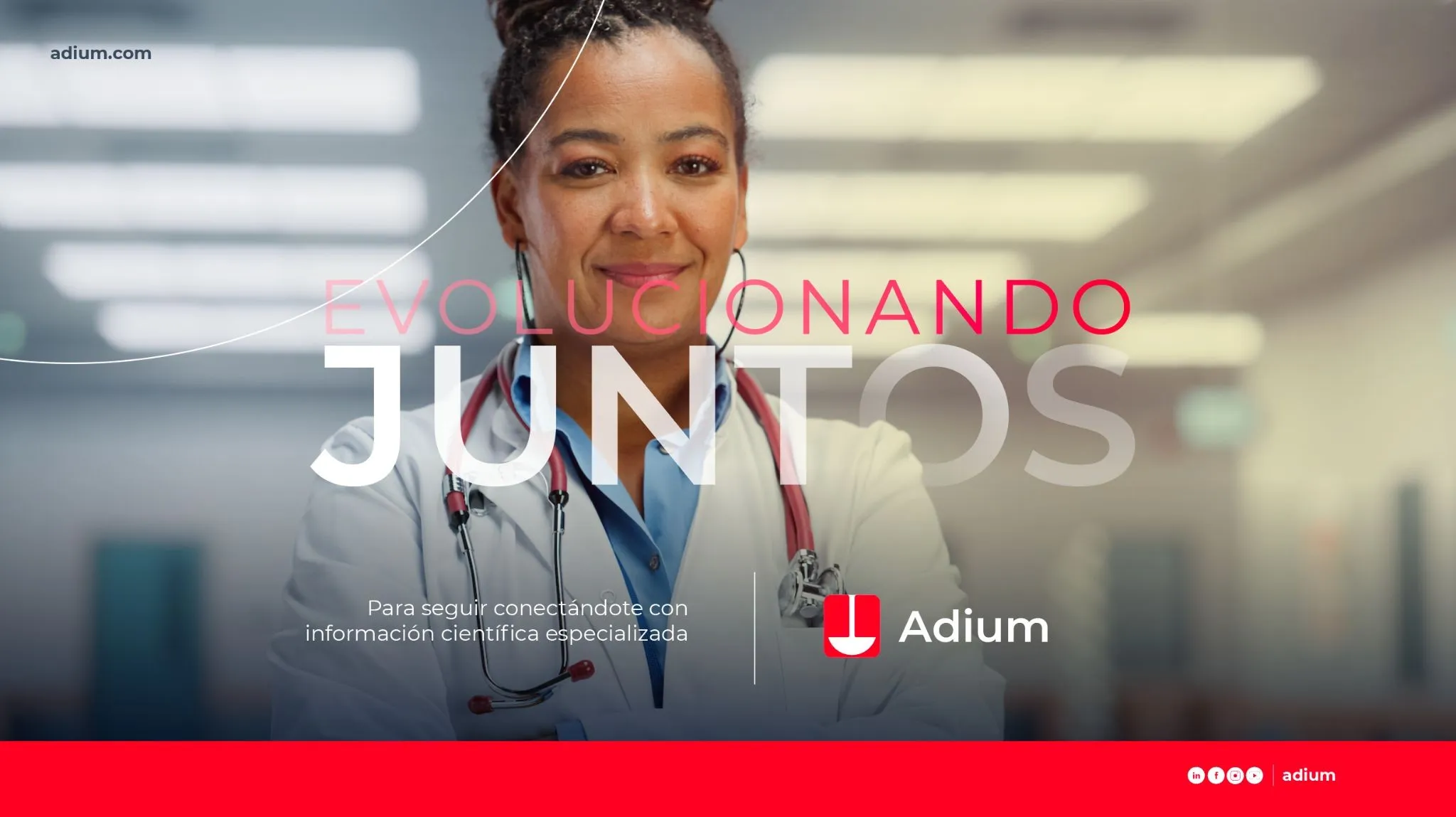Médica con gafas y el título Evolucionando juntos con el logo de Adium