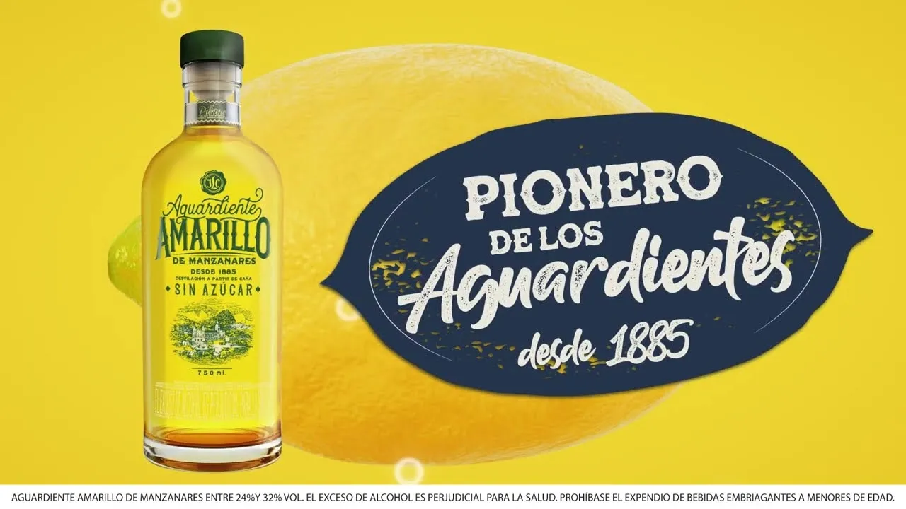 Botella de Aguardiente Amarillo de Manzanares y el sello Pionero de los aguardientes desde 1885