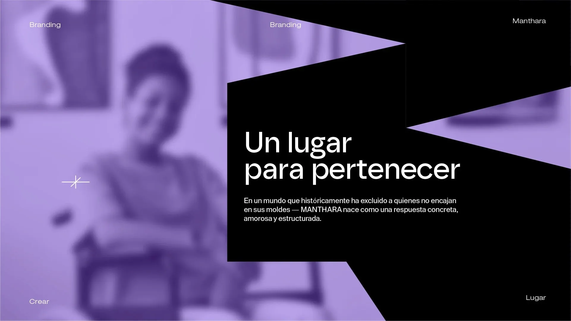 Lámina de Manthara con el título Un lugar para pertenecer sobre una fotografía en violeta