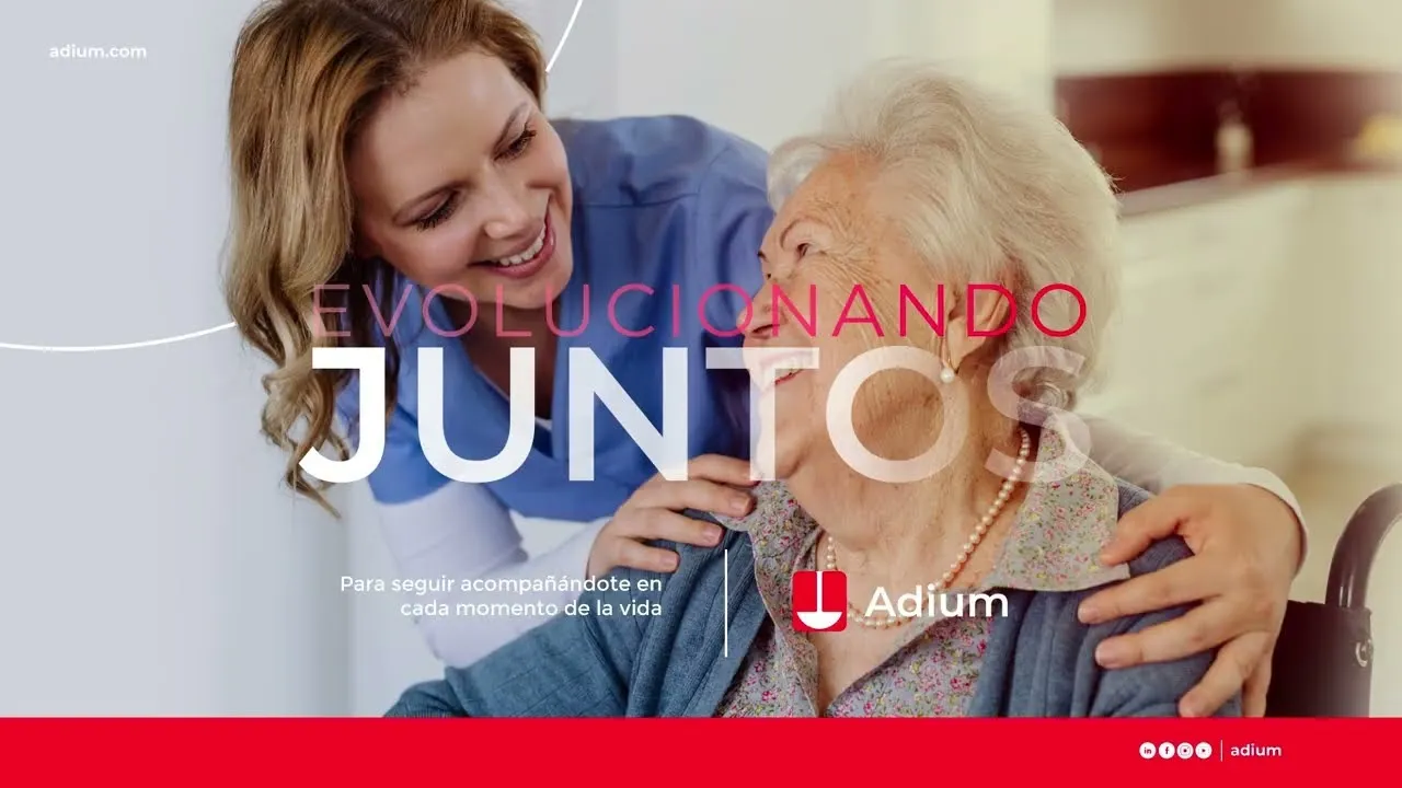 Mujer abrazando a una señora mayor y el título Evolucionando juntos de Adium