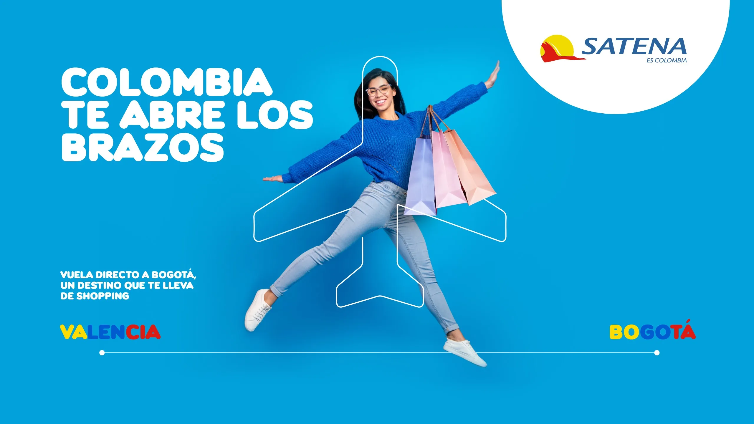 Mujer con bolsas de compras y los brazos abiertos dentro de la silueta de un avión, campaña de Satena