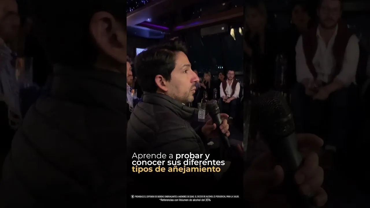 Hombre en un salón en penumbra y el texto Aprende a probar y conocer sus diferentes tipos de añejamiento