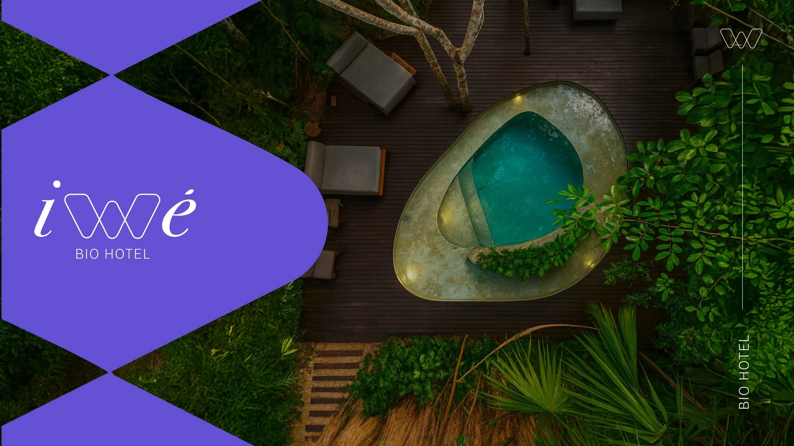 Submarca Iwé de Kawara en violeta sobre una piscina de piedra rodeada de selva